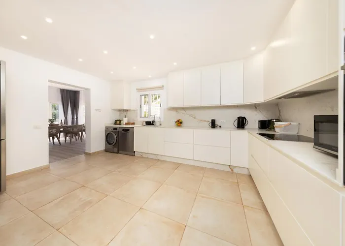 Ellen View A Heated Pool Luxury Vila